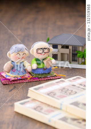 ご年配の夫婦と家のミニチュア（+札束） 132319368