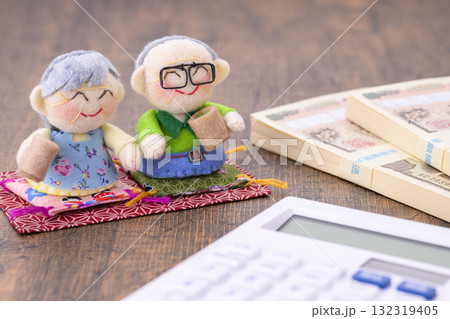 ご年配の夫婦とお金(+電卓) ご年配の夫婦とお金(+電卓) 132319405