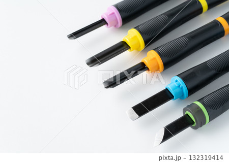 白背景に彫刻刀の刃先のクローズアップ 白背景に彫刻刀の刃先のクローズアップ 132319414