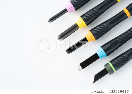 白背景に彫刻刀の刃先のクローズアップ 白背景に彫刻刀の刃先のクローズアップ 132319417