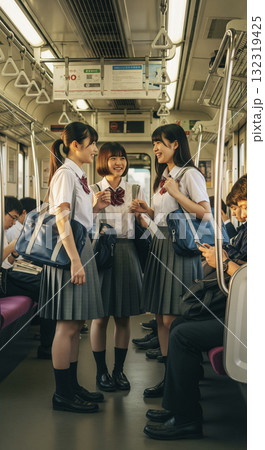 電車に乗る女子高生3人 132319425
