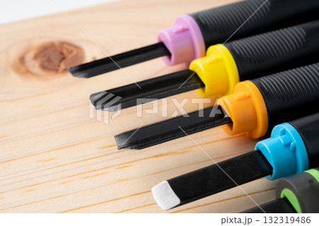 木板と彫刻刀の刃先のクローズアップ 132319486