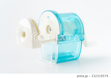 白背景に水色の鉛筆削り器 白背景に水色の鉛筆削り器 132319574