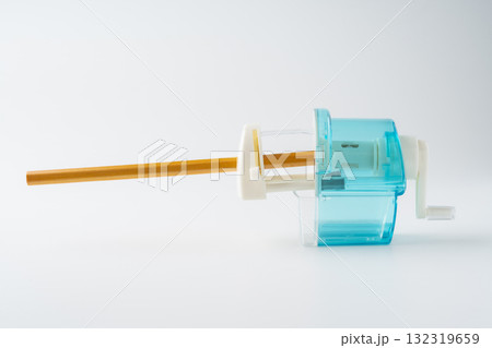 白背景に鉛筆と水色の鉛筆削り器 白背景に鉛筆と水色の鉛筆削り器 132319659