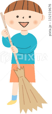 竹箒を持っている男の子 竹箒を持っている男の子 132319676