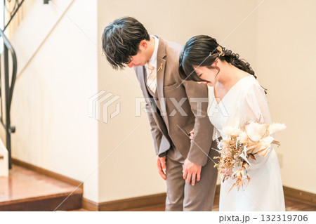 結婚式で披露宴会場に入場する新郎新婦 結婚式で披露宴会場に入場する新郎新婦 132319706