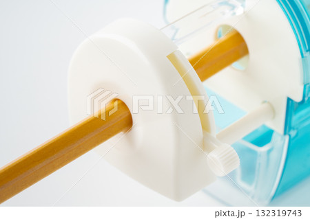 鉛筆削り器に挿した鉛筆のクローズアップ 鉛筆削り器に挿した鉛筆のクローズアップ 132319743