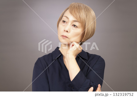 ネガティブなシニア女性 ネガティブなシニア女性 132319752