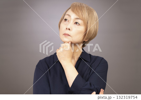 ネガティブなシニア女性 ネガティブなシニア女性 132319754