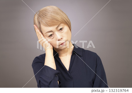 ネガティブなシニア女性 132319764