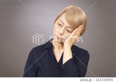 ネガティブなシニア女性 132319765