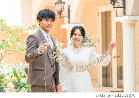 結婚式場でガーランドを持つ新郎新婦(ブライダル・ウェディング) 結婚式場でガーランドを持つ新郎新婦(ブライダル・ウェディング) 132319870