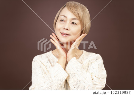 笑顔のシニア女性のポートレイト 笑顔のシニア女性のポートレイト 132319987