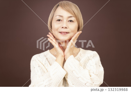 笑顔のシニア女性のポートレイト 132319988