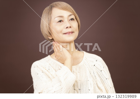 笑顔のシニア女性のポートレイト 132319989