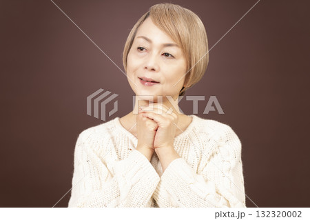 笑顔のシニア女性のポートレイト 132320002