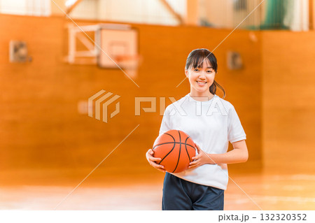 体育館でバスケットボールを持つ体操着姿の女子中学生・女子高生 132320352