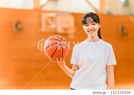 体育館でバスケットボールを持つ体操着姿の女子中学生・女子高生 132320356