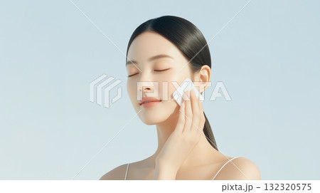 スキンケアをしている女性【美容広告】	 132320575