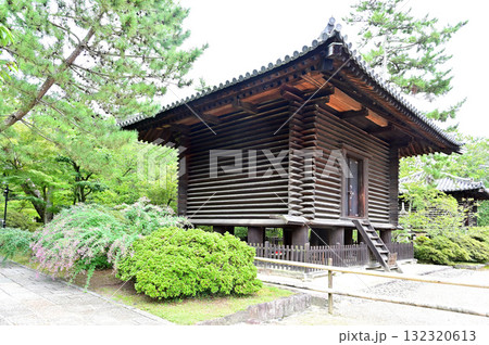 唐招提寺　宝蔵と萩 132320613