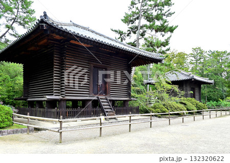 唐招提寺　宝蔵と経蔵 132320622