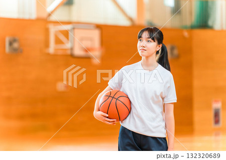 体育館でバスケットボールを持つ体操着姿の女子中学生・女子高生 132320689