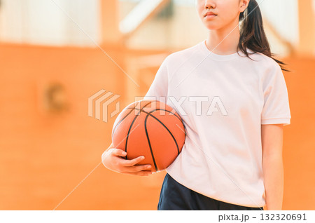 体育館でバスケットボールを持つ体操着姿の女子中学生・女子高生 132320691
