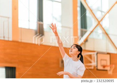 体育館で体操着,ジャージを着て授業を受ける中学生,高校生の女子生徒 132320695