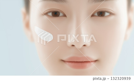 頬にクリームを乗せる女性:朝のスキンケアルーティーン(美容広告) 頬にクリームを乗せる女性:朝のスキンケアルーティーン(美容広告) 132320939
