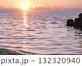 優しく照らす朝日 132320940