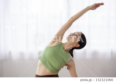 ヨガマットの上でヨガのポーズをするミドル女性 ヨガマットの上でヨガのポーズをするミドル女性 132321060