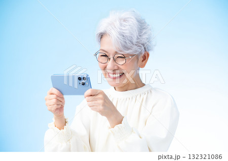 スマホを見ているシニア女性 132321086