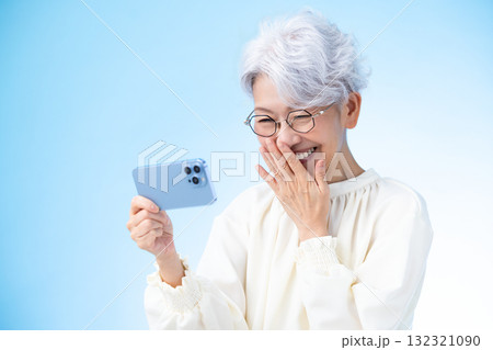 スマホを見ているシニア女性 132321090