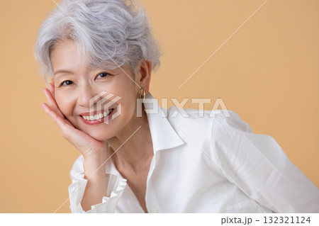 シニア女性 グレイヘアーの女性のポートレート シニア女性 グレイヘアーの女性のポートレート 132321124