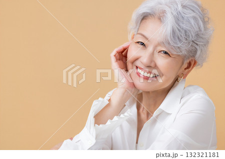シニア女性　グレイヘアーの女性のポートレート 132321181