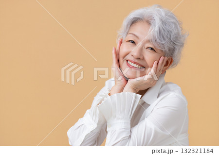 シニア女性 グレイヘアーの女性のポートレート シニア女性 グレイヘアーの女性のポートレート 132321184