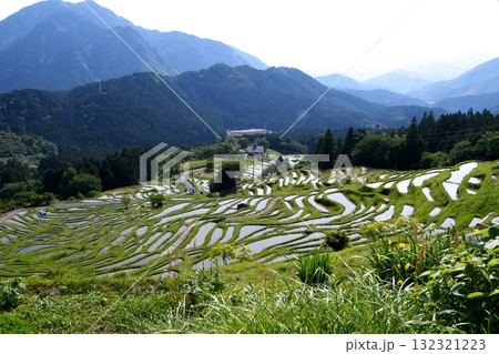 山に囲まれた棚田 山に囲まれた棚田 132321223