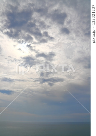 雲で覆われた空　太陽　海 132321237