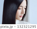 美しい艶やかな黒髪を持つ日本人女性：ヘアケア・美容広告・美容院向け 132321295