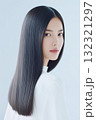 美しい艶やかな黒髪を持つ日本人女性：ヘアケア・美容広告・美容院向け 132321297
