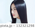 美しい艶やかな黒髪を持つ日本人女性：ヘアケア・美容広告・美容院向け 132321298