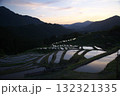 夕日に照らされる棚田 132321335