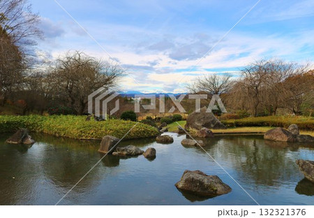 秋の趣ある庭園　癒しの風景 132321376