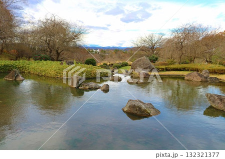 秋の趣ある庭園　癒しの風景 132321377