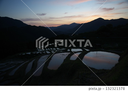 棚田に映る夕焼け 132321378