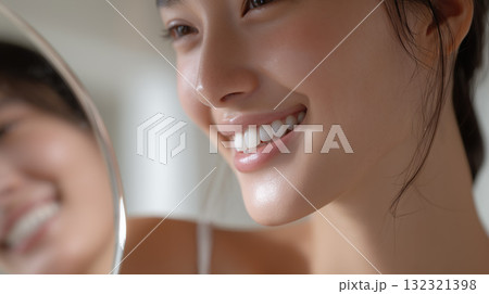 スキンケアをしている女性【美容広告】 132321398