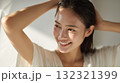 ヘアケアする女性【美容広告】 132321399