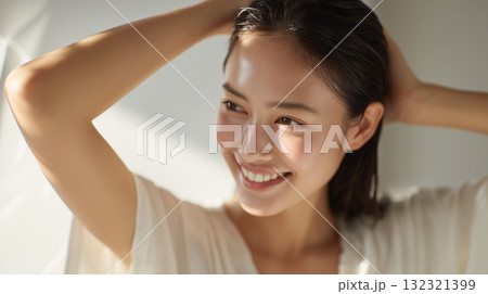 ヘアケアする女性【美容広告】 ヘアケアする女性【美容広告】 132321399