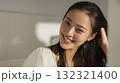 ヘアケアする女性【美容広告】 132321400