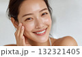 スキンケアをしている女性【美容広告】 132321405